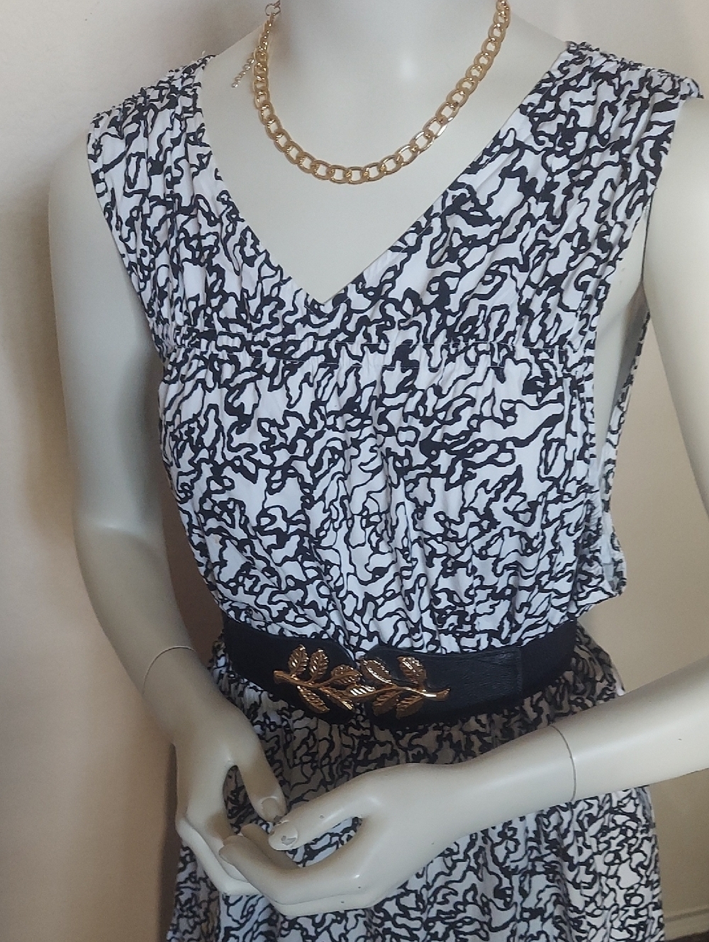 The design includes a gathered elastic waistband for a flattering fit and conven - Picture 3 of 13